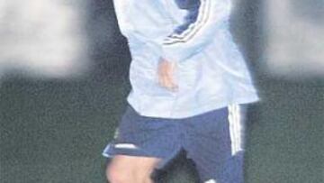 <b>EN MARCHA. </b>Ronaldo terminó tocando balón casi oscuras porque aún no hay focos en este campo.