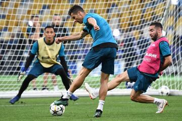 Los niños irrumpen en el entreno del Madrid en Kiev