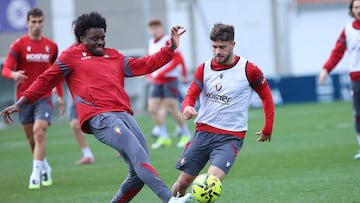Iker Muñoz, junto a Boyomo, durante un entrenamiento.