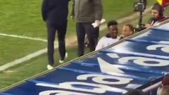 Todo el estadio contra Vinicius y él hace esto: para no parar de aplaudir