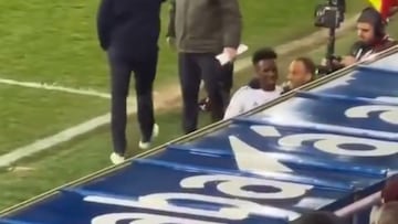 Todo el estadio contra Vinicius y él hace esto: para no parar de aplaudir