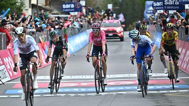 Los favoritos cruzan la meta de Crans Montana, con Geraint Thomas al frente, en la etapa 13ª del Giro de Italia.