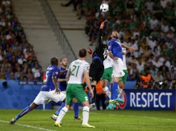 Sirigu trata de atrapar el balón. 