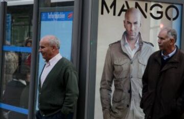 Las marquesinas del centro de Madrid con Zidane como nueva imagen de la campaña publicitaria de la línea masculina Mango Man