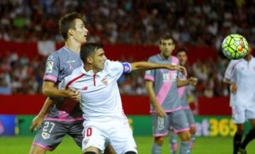 El centrocampista del Sevilla, José Antonio Reyes, protege el balón ante el defensa del Rayo Vallecano, Diego Javier Llorente, durante el encuentro correspondiente a la sexta jornada de primera división, que disputan esta noche en el estadio Sánchez Pizjuán, en Sevilla. 