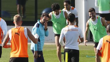 José Bordalás, durante un entrenamiento del Valencia.