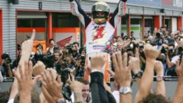 Márquez celebra eufórico en Motegi su segundo título de la categoría reina, cuarto total.