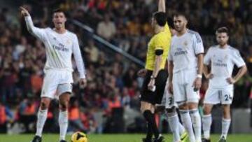 Cristiano Ronaldo se dirige al colegiado navarro Undiano Mallenco.
