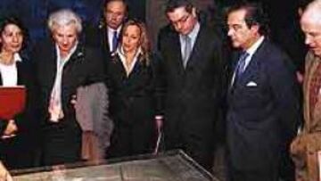 <b>EL PROYECTO OLÍMPICO.</B> Feliciano Mayoral muestra una maqueta a Inés Sabanés (IU), Trinidad Jiménez (PSOE), Alberto Ruiz Gallardón, Gómez Angulo y José María Echevarria.