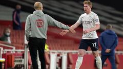 Soccer Football - Premier League - Arsenal v Manchester City - Emirates Stadium, London, Britain - February 21, 2021  Manchester City manager Pep Guardiola with Kevin De Bruyne after he comes off as a substitute Pool via REUTERS/John Walton EDITORIAL USE 