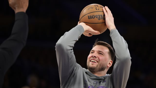 Luka Doncic calienta antes de un partido con los Lakers, en los últimos playoffs.