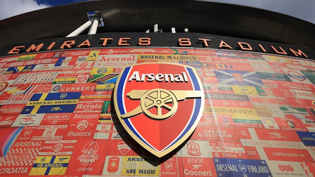 El motivo por el que el cañón del escudo del Arsenal pasó de apuntar a occidente a hacerlo a oriente