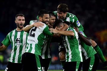 1-1. Guido Rodríguez celebra el primer gol.