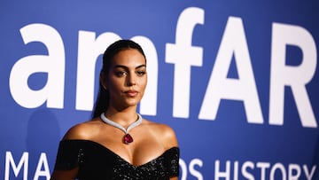 The model, who was the protagonist at the amfAR gala, wore a choker necklace from Chopard, one of the most prestigious houses in the market.