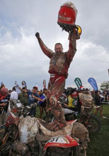 El piloto de Quad Rafal Sonik de Polonia celebra la victoria tras cruzar la línea de meta y ganar el Dakar 2015 en su categoría