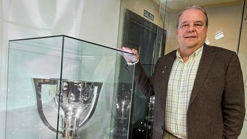 MADRID, 17/01/2025.-Federico Alegre es el encargado de diseñar los trofeos y medallas más anhelados del fútbol español. Detrás de la Supercopa que levantó Marc Andre-Ter Stegen y que pasearon Lewandowski, Lamine Yamal, Raphinha
hay infinidad de horas de trabajo en Joyerías Alegre, una tienda histórica y tradicional al lado de la Puerta del Sol de Madrid. La familia Alegre gestiona el negocio desde 1940, cuando la primera generación decidió comprar y vender alhajas. En una amplia entrevista, Federico Alegre, junto a una imagen mítica de un Real Madrid-Athletic Club con Zarra delante de un anuncio de su empresa en el Estadio de Chamartín, confiesa todo lo que siente cuando ve al campeón levantar sus trofeos. El de la Supercopa, pura orfebrería, típica inglesa.-EFE/Víctor Castelló
