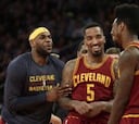 LeBron deja atrás a Iverson y sus Cavs se divierten ante los Knicks