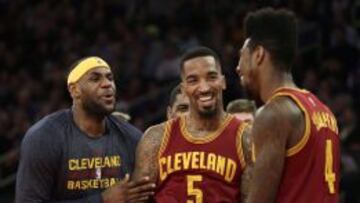 LeBron James bromea con J.R. Smith e Iman Shumpert, ex de lo Knicks.