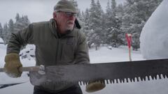 Steven Fuller cortando bloques de hielo con una sierra