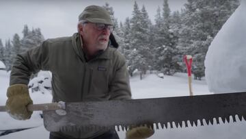 Steven Fuller cortando bloques de hielo con una sierra