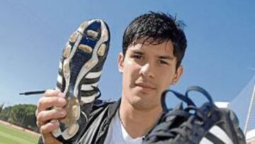 <b>COLOCACIÓN. </b>Víctor tratará hoy de impedir que el Antequera aproveche las pérdidas de balón locales.