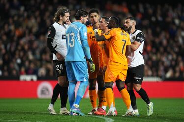 Tangana entre varios jugadores del Real Madrid y Valencia, entre los que se encuentran ambos protagonistas de la polémica jugada.