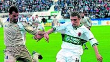 <b>MEDIDA COGIDA. </b>Serban controla el balón ante un jugador del Betis, en la campaña 2000-01.