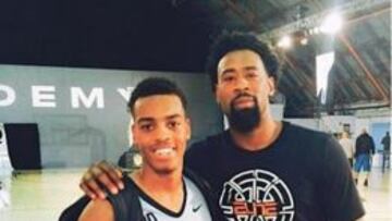 Troy Brown Jr. (15 años) junto a DeAndre Jordan.