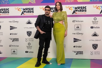Ezio Oliva y Karen a su llegada a LOS40 Music Awards.