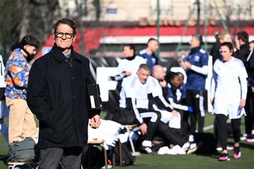 Fabio Capello observa el partido en el Centro Deportivo Emilie Antoine, en París cerca de la Torre Eiffel.