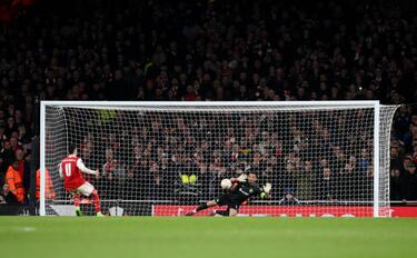 Adán acalla las críticas con paradas