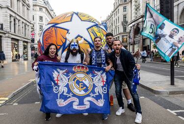 Desde Trafalgar Square hasta Regent Street, los dos grandes puntos de interés para aficionados y turistas, los escudos, banderas y pancartas del Real Madrid y Borussia de Dortmund adornan las calles londinenses.