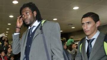 Un centenar de hinchas recibió al Madrid en Bilbao