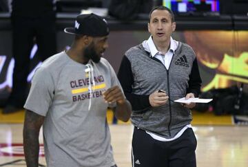 David Blatt habla con LeBron James en la temporada 2014-15.