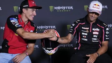 Marc Márquez y Jorge Martín se dan la mano en una rueda de prensa de MotoGP.