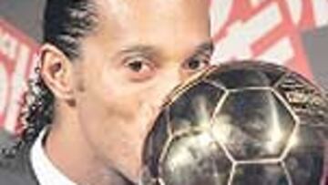 Ronaldinho besa el Balón de Oro.