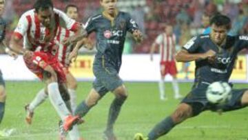 Teerasil, el jugador tailandés del Almería, remata a portería.