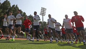 El Club Deportivo Guadalajara realizó activación física para despejarse del largo viaje desde tierras tapatías. El miércoles entrenarán a doble sesión.