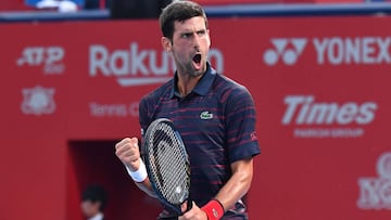 Novak Djokovic celebra un punto durante su partido ante Go Soeda en la segunda ronda del Rakuten Japan Open de Tokio.