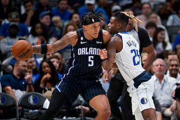 Banchero, defendido por Reggie Bullock, de los Mavericks.