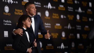 Kylian Mbapp&eacute; con su hermano peque&ntilde;o Ethan en un acto.