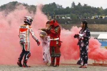 Márquez ganó su segundo mundial en MotoGP (cuarto mundial en total) en el Gran Premio de Japón. En la imagen, Marc Márquez celebra la victoria en Motegi. 