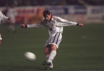 Robert Jarni. Su buena actuación en el lateral izquierdo en aquel Mundial del 1998, lo llevó a convertirse en el tercer croata que vestía la elástica blanca. Estuvo un año, en el que pasó sin pena ni gloria.
