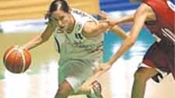 Laura Fernández se va de su rival.