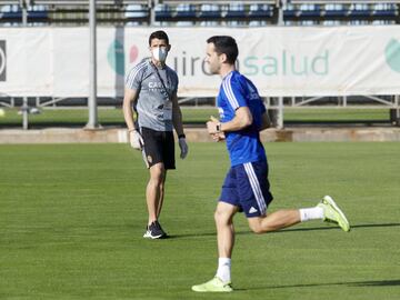 Javier Chocarro, preparador físco del Zaragoza, supervisa el entrenamiento de la plantilla zaragocista