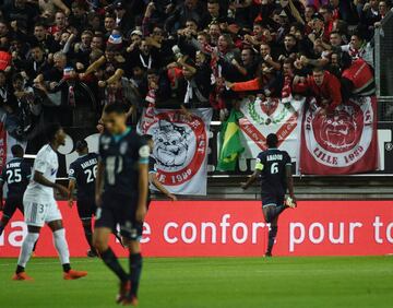 La grada se partió tras el gol de Touré con la celebración de los seguidores del Lille. Hay más de 20 heridos de distinta consideración. El partido fue suspendido.