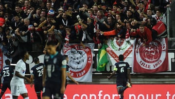 La grada se partió tras el gol de Touré con la celebración de los seguidores del Lille. Hay más de 20 heridos de distinta consideración. El partido fue suspendido.