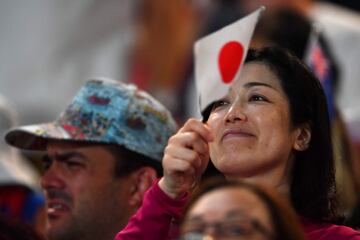 Aficionados japoneses presentes en al grada.