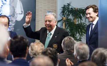 Pedro Ferrándiz forjó un imperio en el banquillo del Real Madrid: 27 de los 94 títulos blancos tienen su sello. Entre ellos, cuatro de las cinco primeras Copas de Europa llegaron de la mano de un genio que cambió radicalmente la forma de jugar al baloncesto en España. También conquistó 12 Ligas y 11 Copas de España, pero lo más importante es que fue un adelantado a su época, un innovador que incluso provocó el cambio del reglamento con su pícara autocanasta. Pedro fue entrenador del Madrid durante 16 temporadas, separadas por tres etapas, de 1959 a 1962, de 1964 a 1965 y de 1966 a 1975. También dirigió a la Selección, aunque sólo un año, 1964-65. Sus méritos acumulados le hicieron ingresar en 2007 en el Hall of Fame de Springfield, Estados Unidos. También en los de la FIBA y de la FEB. Y fue condecorado con la Gran Cruz de la Real Orden del Mérito Deportivo. Un pionero imprescindible en la historia del basket. Murió el 7 de julio, a los 93 años de edad, en su Alicante natal, de la que es Hijo Predilecto. Eterno Ferrándiz.