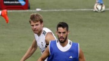 TRABAJO. Isco controla el balón ante Illarra en Valdebebas.